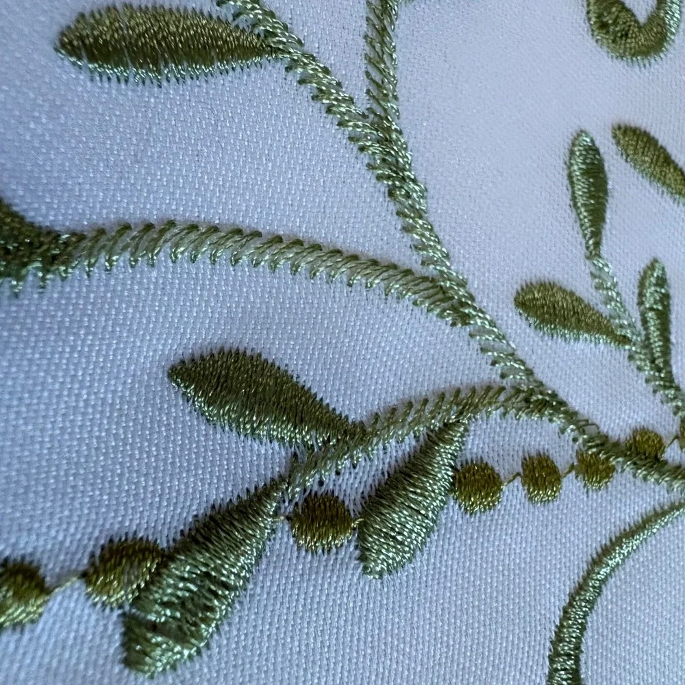 Rachel Ashwell Shamrock Table Runner White Green Embroidered Scalloped 14x72 NEW